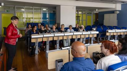 Članice in člane Academicusa je pozdravila dekanja Filozofske fakultete prof. dr. Mojca Schlamberger Brezar.