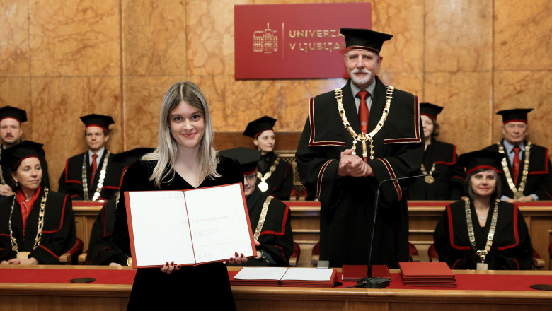 Larina Griessler s prejeto listino (foto: Danijel Novakovič, STA)