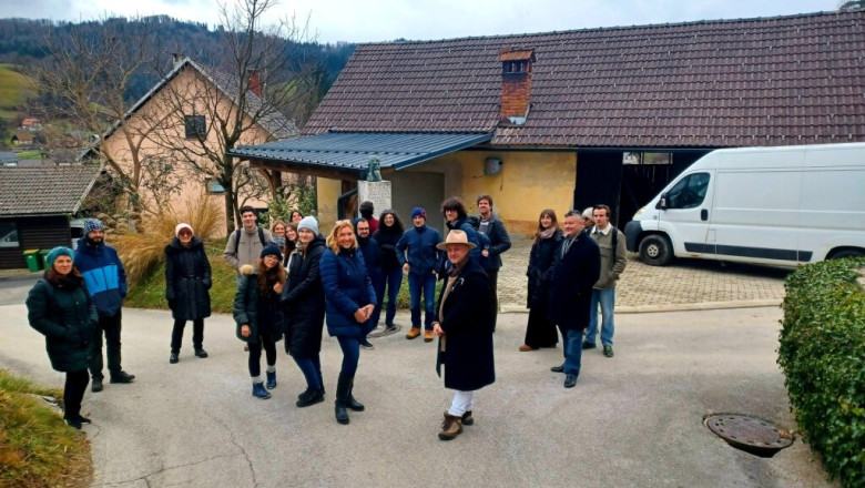 Ob ogledu spomenika Ivanu Tavčarju ob njegovi rojstni hiši (foto: Urška Perenič)
