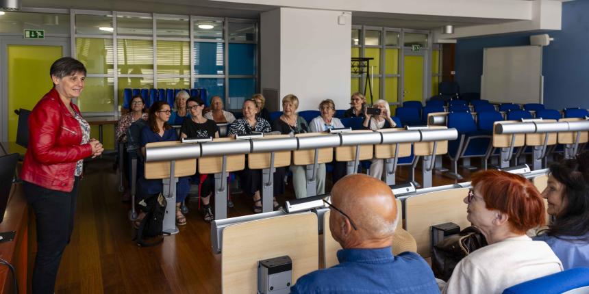 Članice in člane Academicusa je pozdravila dekanja Filozofske fakultete prof. dr. Mojca Schlamberger Brezar. 