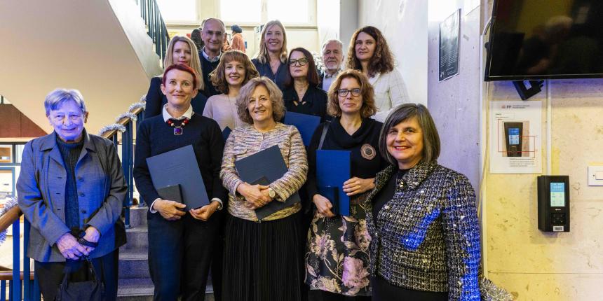 Letošnje prejemnice in prejemniki priznanj z dekanjo fakultete